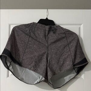 Lululemon Hotty hot size 12 high rise 4 inch inseam heathered grey